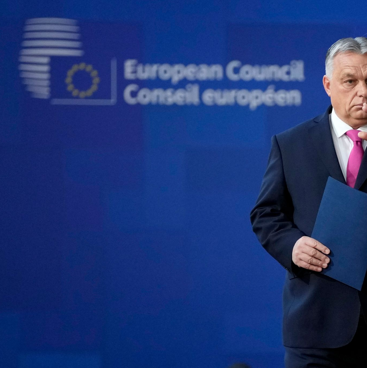 Ungarns Ministerpräsident Viktor Orban trifft zu einem EU-Gipfel im Gebäude des Europäischen Rates in Brüssel ein. - Foto: Virginia Mayo/AP/dpa