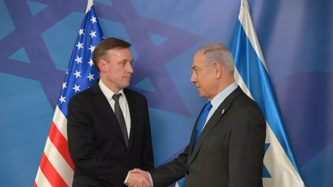 Jake Sullivan (l), Nationaler Sicherheitsberater der USA, hat nach Angaben des Weißen Hauses mit Israels Regierungschef Benjamin Netanjahu über einen möglichen Übergang zu militärischen «Operationen geringerer Intensität» in Gaza gesprochen. - Bild: Amos Ben Gershom/GPO/XinHua/dpa