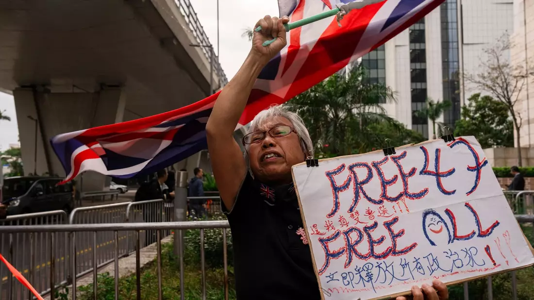 Eine als Oma Wong bekannte Demokratieaktivistin protestiert in Hongkong. Die Polizei hat Haftbefehle gegen fünf weitere im Ausland lebende Aktivisten erlassen. - Bild: Louise Delmotte/AP/dpa