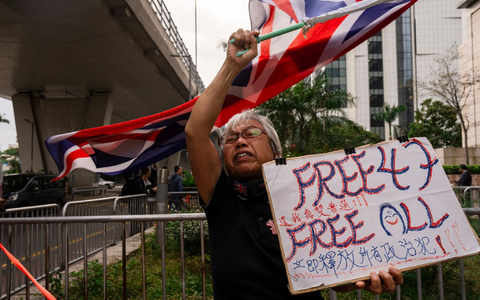 Eine als Oma Wong bekannte Demokratieaktivistin protestiert in Hongkong. Die Polizei hat Haftbefehle gegen fünf weitere im Ausland lebende Aktivisten erlassen. - Foto: Louise Delmotte/AP/dpa