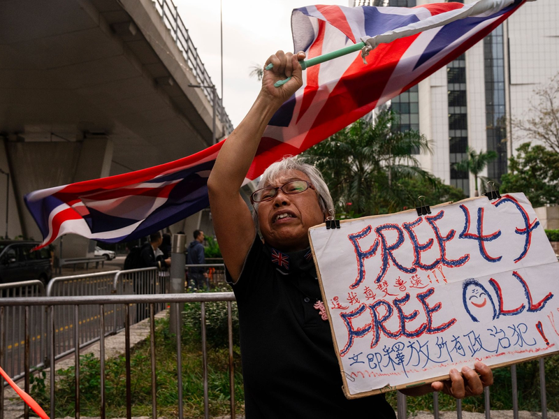 Eine als Oma Wong bekannte Demokratieaktivistin protestiert in Hongkong. Die Polizei hat Haftbefehle gegen fünf weitere im Ausland lebende Aktivisten erlassen. - Foto: Louise Delmotte/AP/dpa