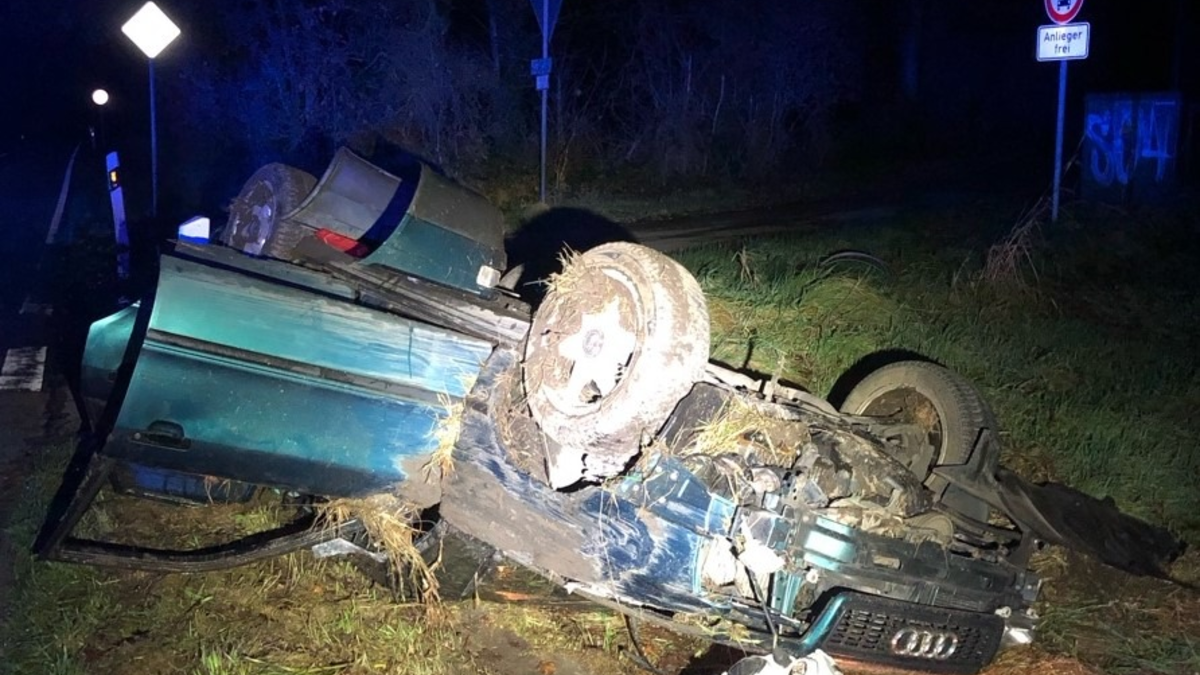 POL-WES: Hünxe - Auto überschlägt sich - Foto: presseportal.de