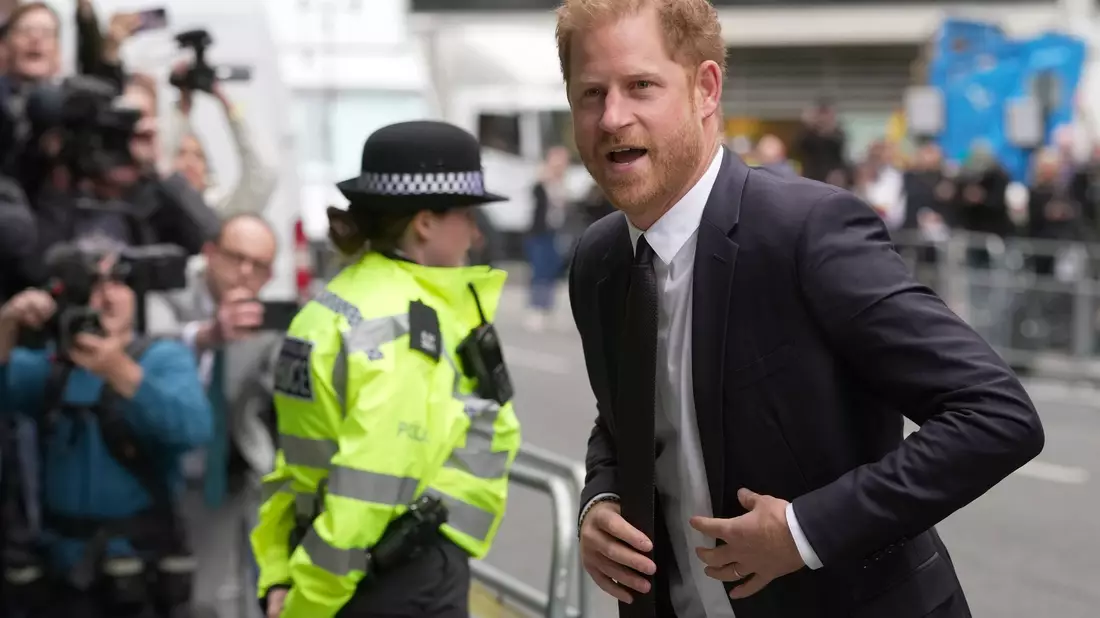 In diesen schwarzen Geländewagen war vermutlich Prinz Harry hier in London unterwegs, um seinen Vater König Charles III. zu besuchen. - Bild: Kin Cheung/AP