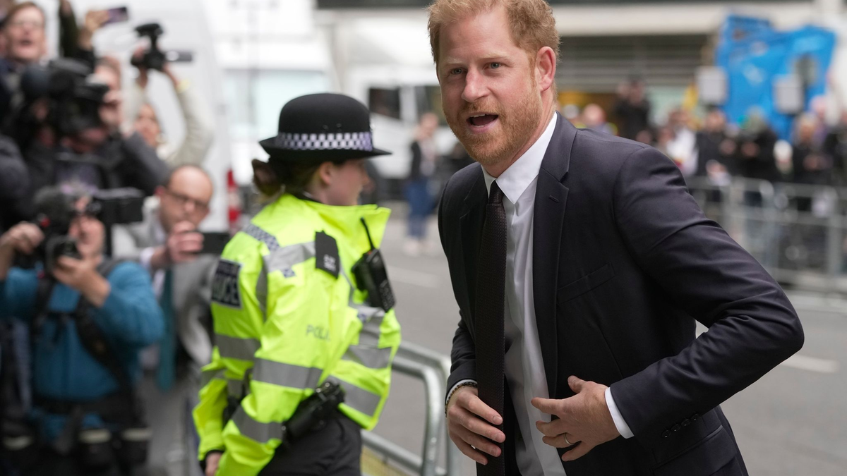 Prinz Harry ist kein Fan der britischen Boulevardpresse. - Foto: Kin Cheung/AP