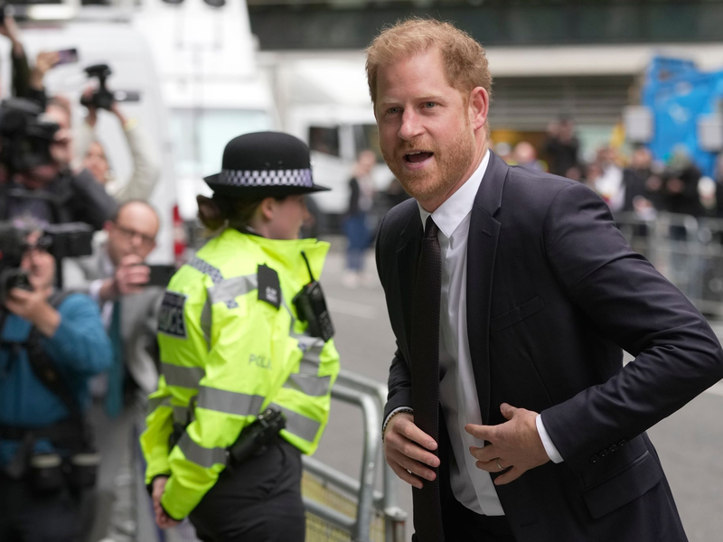 Prinz Harry ist kein Fan der britischen Boulevardpresse. - Foto: Kin Cheung/AP