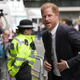 In diesen schwarzen Geländewagen war vermutlich Prinz Harry hier in London unterwegs, um seinen Vater König Charles III. zu besuchen. - Foto: Kin Cheung/AP