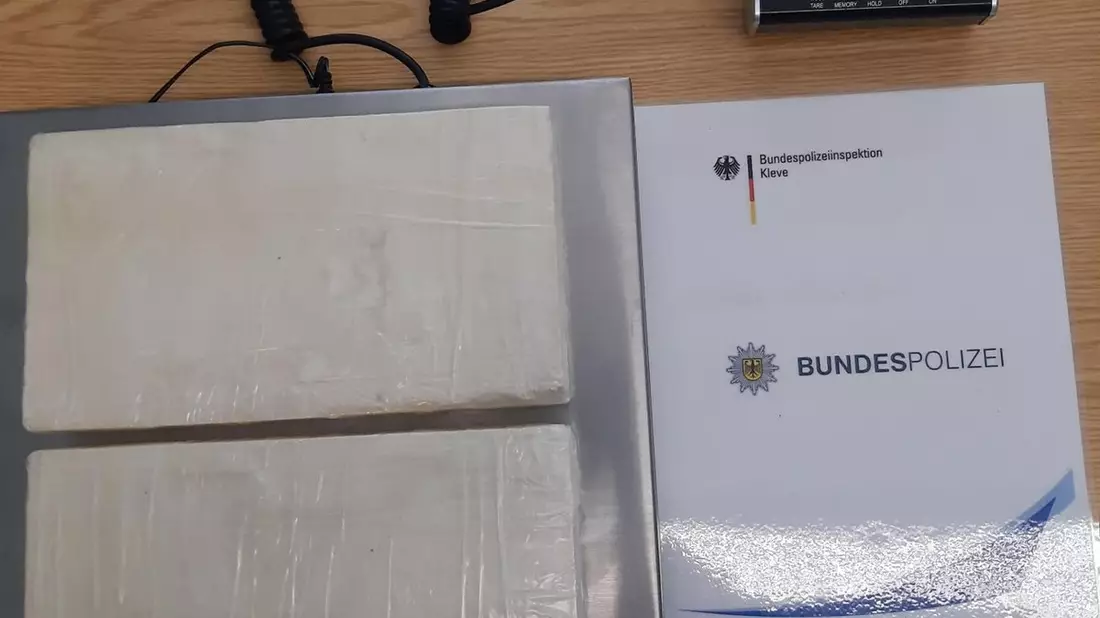 BPOL NRW: Bundespolizei nimmt Spanier mit 2,04 Kilogramm Kokain auf der Bundesautobahn A 3 in Rees fest - Bild: presseportal.de