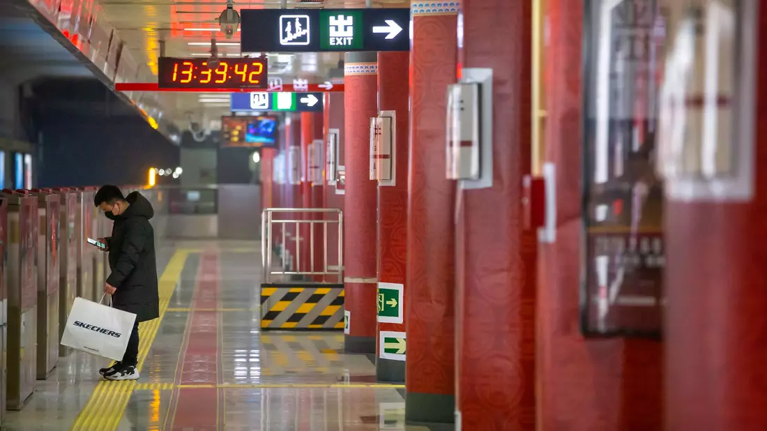 Blick in eine fast leere U-Bahn-Station in Peking. (Symbolbild) - Bild: Mark Schiefelbein/AP/dpa