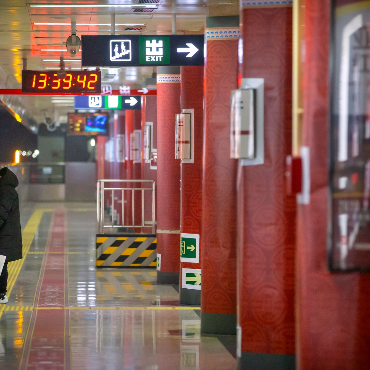 Blick in eine fast leere U-Bahn-Station in Peking. (Symbolbild) - Foto: Mark Schiefelbein/AP/dpa