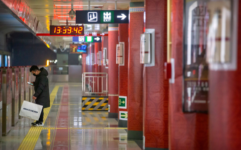 Blick in eine fast leere U-Bahn-Station in Peking. (Symbolbild) - Foto: Mark Schiefelbein/AP/dpa