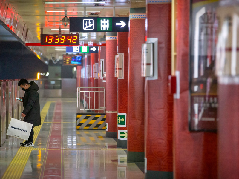 Blick in eine fast leere U-Bahn-Station in Peking. (Symbolbild) - Foto: Mark Schiefelbein/AP/dpa
