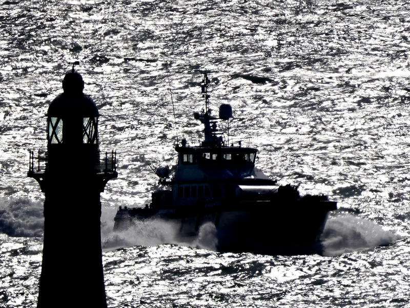 Eine Gruppe von Menschen, bei denen es sich vermutlich um Migranten handelt, wird in einem Boot der Border Force nach Dover gebracht. Immer wieder versuchen Migranten, in kleinen Schlauchbooten über den Ärmelkanal nach Großbritannien zu gelangen. - Foto: Gareth Fuller/PA Wire/dpa