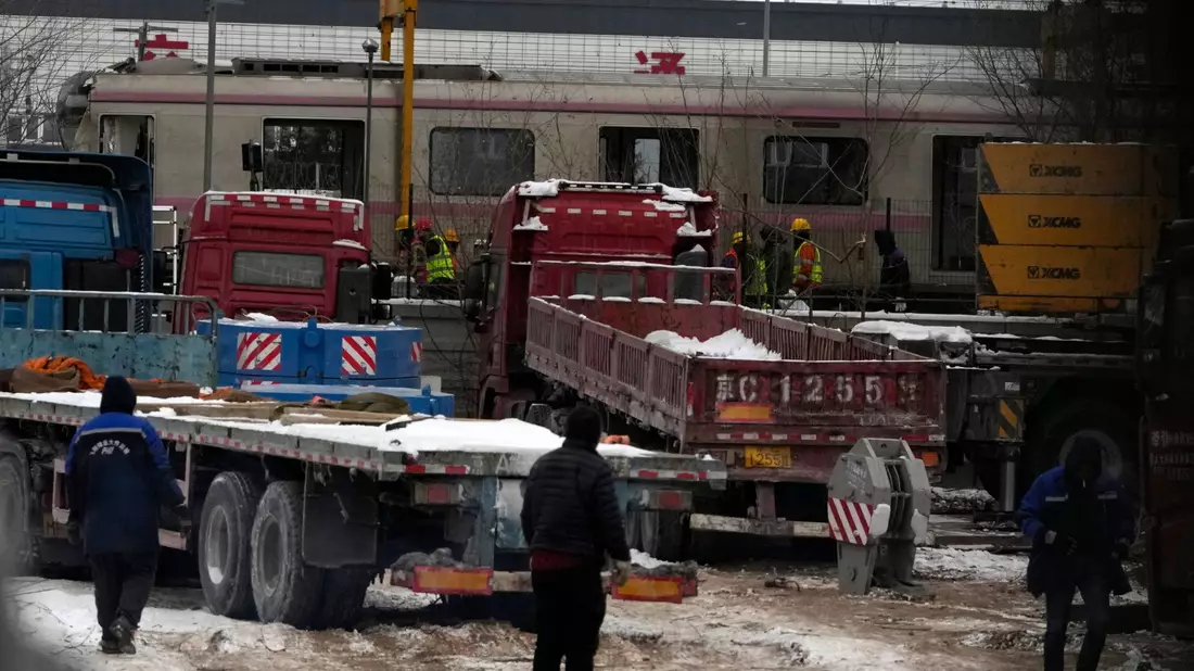Polizisten in der Nähe des Ortes, wo sich der Zug-Unfall in Peking ereignete. - Bild: Ng Han Guan/AP