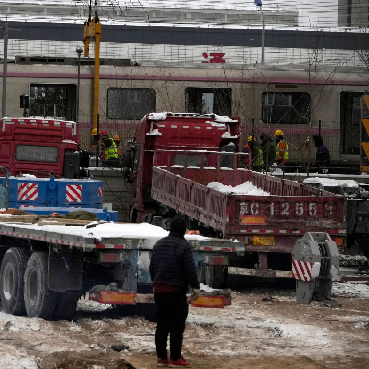 Polizisten in der Nähe des Ortes, wo sich der Zug-Unfall in Peking ereignete. - Foto: Ng Han Guan/AP