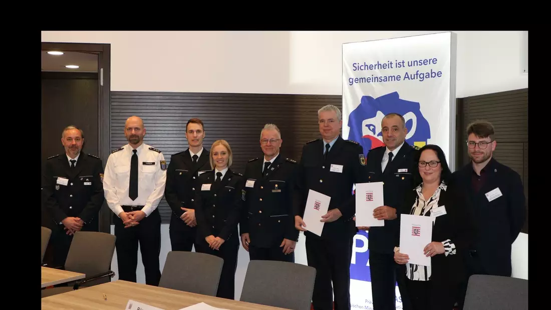 POL-DA: Rüsselsheim: KOMPASSbahnhof - Pilotkommune/Polizeipräsident Björn Gutzeit: Wird zur Verbesserung der Sicherheitslage und des Sicherheitsgefühls im Bereich des Bahnhofs beitragen - Bild: presseportal.de