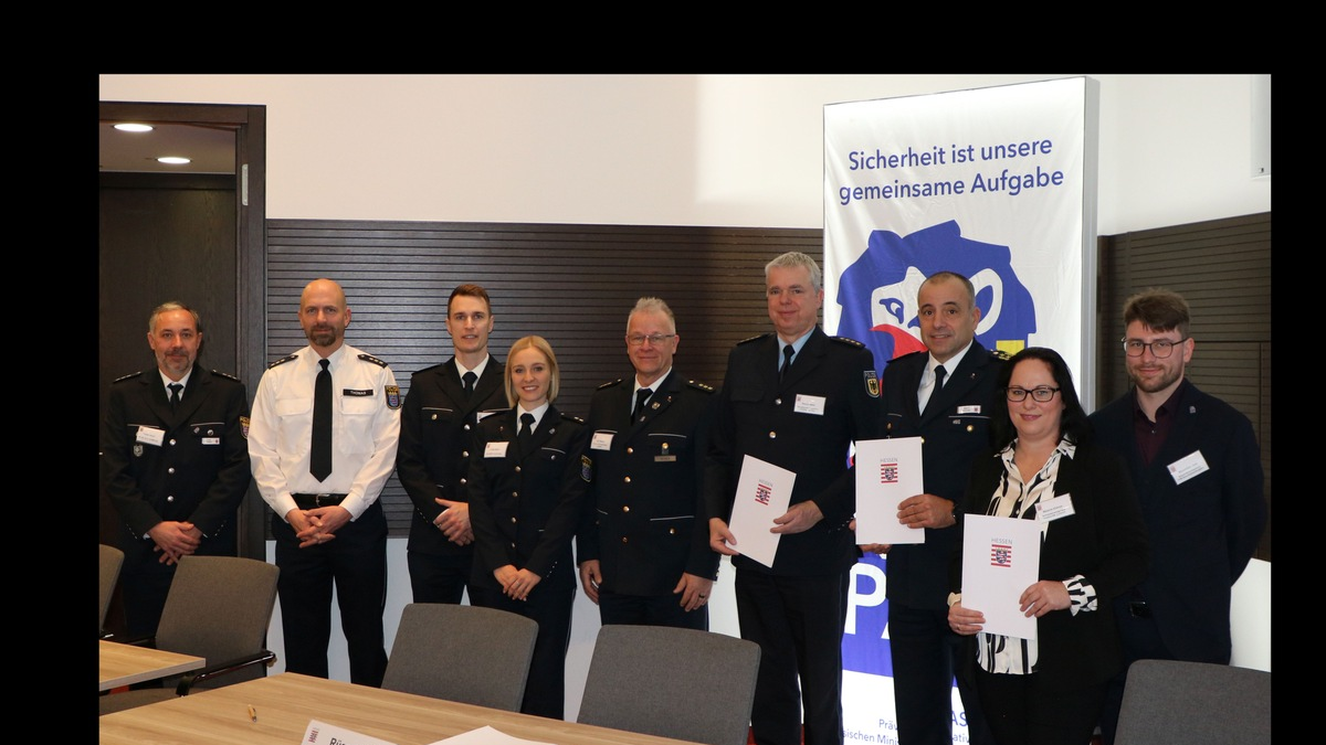 POL-DA: Rüsselsheim: KOMPASSbahnhof - Pilotkommune/Polizeipräsident Björn Gutzeit: 