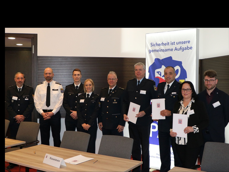 POL-DA: Rüsselsheim: KOMPASSbahnhof - Pilotkommune/Polizeipräsident Björn Gutzeit: Wird zur Verbesserung der Sicherheitslage und des Sicherheitsgefühls im Bereich des Bahnhofs beitragen - Foto: presseportal.de