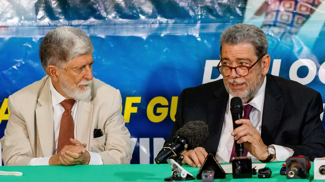 Ministerpräsident (r) Ralph Gonsalves spricht in Begleitung des brasilianischen Chefberaters über den Territorialstreit auf St. Vincent. - Bild: Lucanus D. Ollivierre/AP