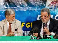 Ministerpräsident (r) Ralph Gonsalves spricht in Begleitung des brasilianischen Chefberaters über den Territorialstreit auf St. Vincent. - Foto: Lucanus D. Ollivierre/AP