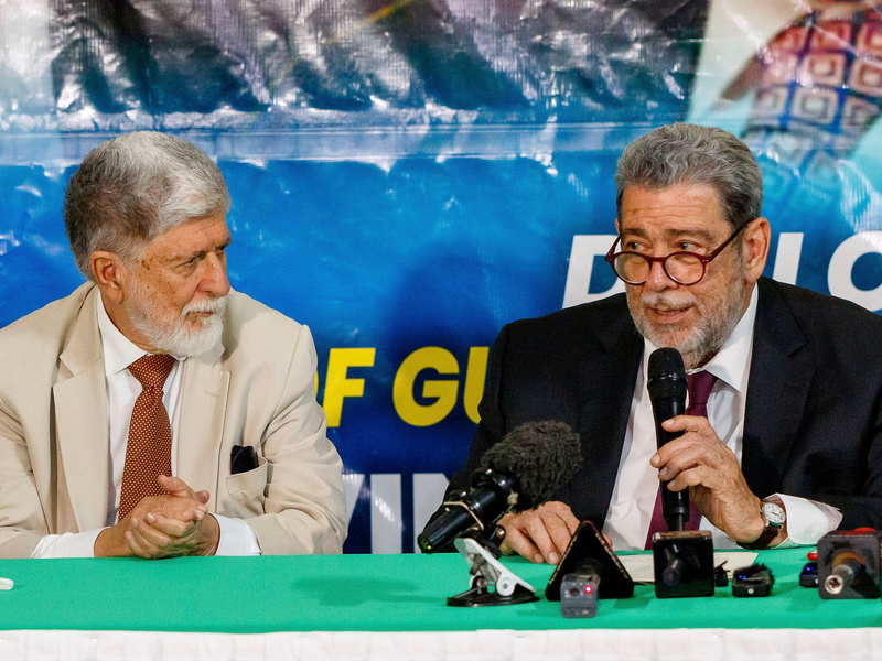 Ministerpräsident (r) Ralph Gonsalves spricht in Begleitung des brasilianischen Chefberaters über den Territorialstreit auf St. Vincent. - Foto: Lucanus D. Ollivierre/AP