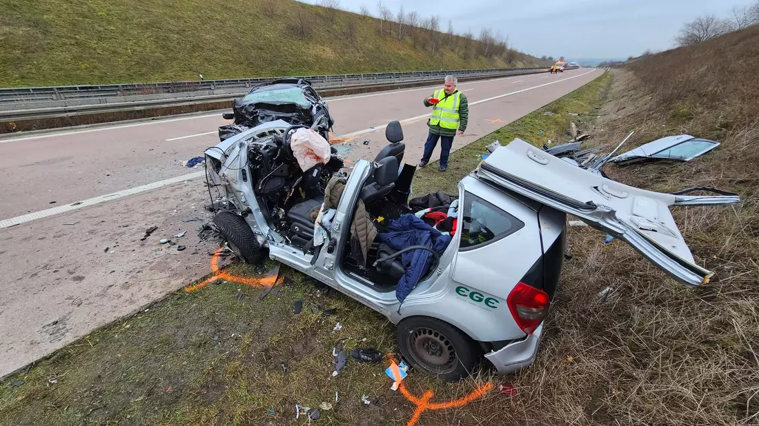 Zerstörte Fahrzeuge stehen auf der Autobahn A38 nach einem Geisterfahrerunfall mit mehreren Toten. - Bild: Tobias Junghannß/dpa-Zentralbild/dpa