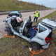Zerstörte Fahrzeuge stehen auf der Autobahn A38 nach einem Geisterfahrerunfall mit mehreren Toten. - Foto: Tobias Junghannß/dpa-Zentralbild/dpa