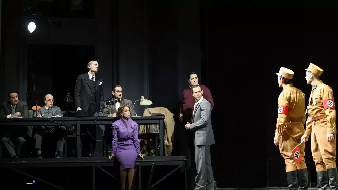 Ensemblemitglieder der Wiener Volksoper arbeiten gemeinsam die NS-Vergangenheit auf der Bühne auf. - Bild: Barbara Palffy/Volksoper Wien/dpa