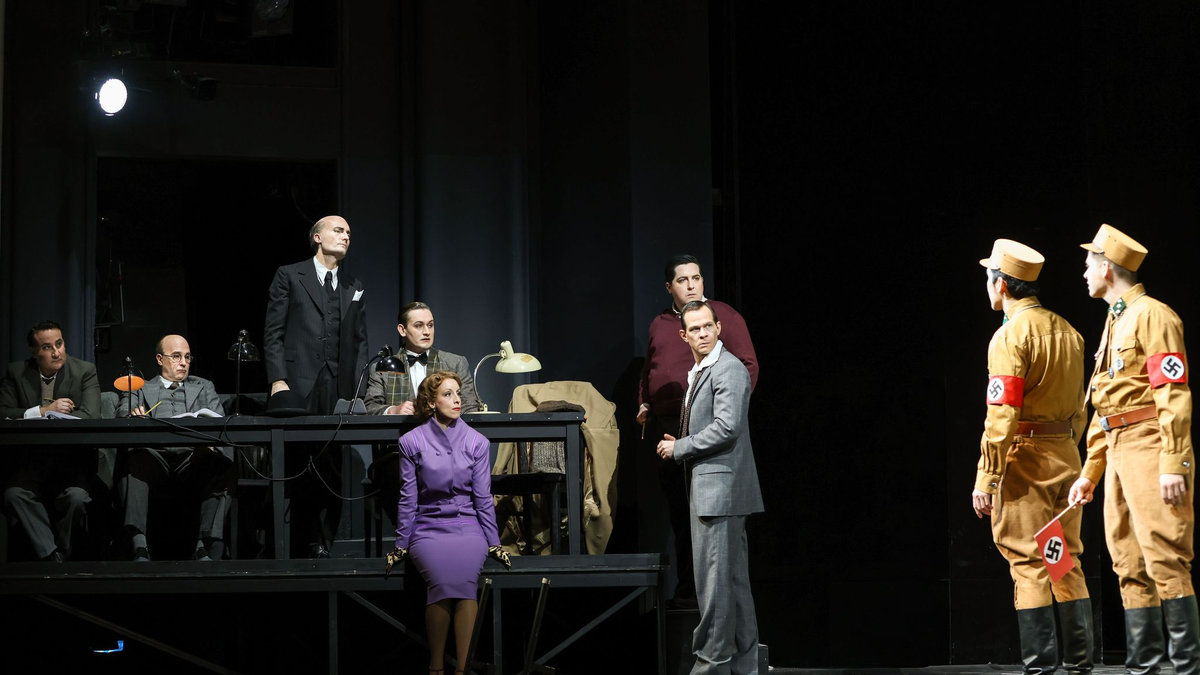 Ensemblemitglieder der Wiener Volksoper arbeiten gemeinsam die NS-Vergangenheit auf der Bühne auf. - Foto: Barbara Palffy/Volksoper Wien/dpa