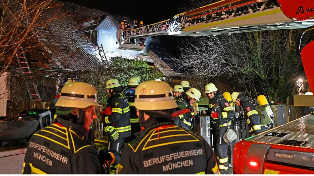 FW-M: Dachstuhlbrand mit zwei verletzten Personen (Altperlach) - Bild: presseportal.de