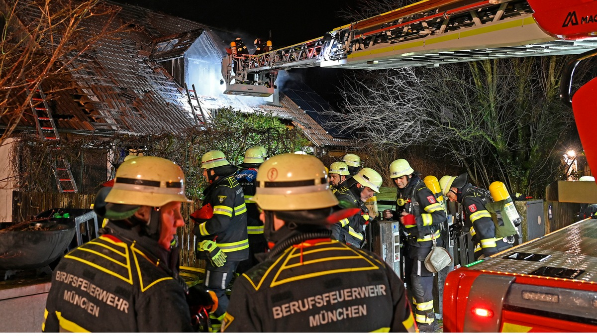 FW-M: Dachstuhlbrand mit zwei verletzten Personen (Altperlach) - Foto: presseportal.de