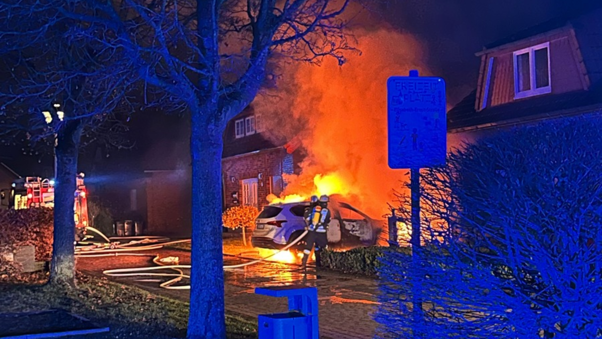 FF Nordkirchen: Pkw-Brand droht auf Gebäude überzugreifen - Foto: presseportal.de