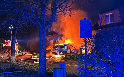 FF Nordkirchen: Pkw-Brand droht auf Gebäude überzugreifen - Foto: presseportal.de