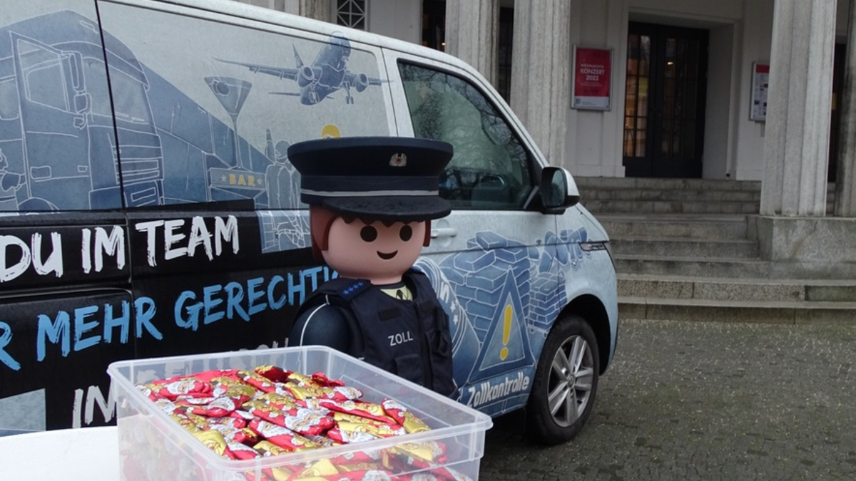 HZA-HST: Leuchtende Kinderaugen vor dem Theater Vorpommern in Stralsund - Foto: presseportal.de