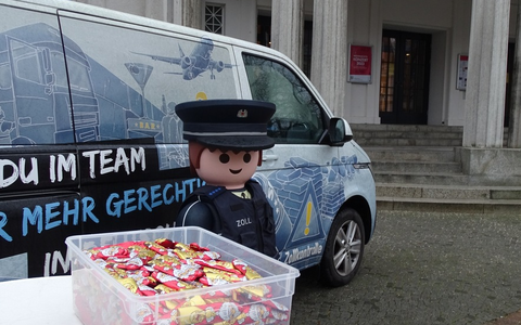 HZA-HST: Leuchtende Kinderaugen vor dem Theater Vorpommern in Stralsund - Foto: presseportal.de