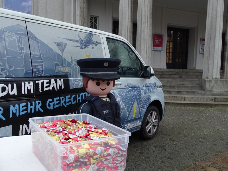 HZA-HST: Leuchtende Kinderaugen vor dem Theater Vorpommern in Stralsund - Foto: presseportal.de