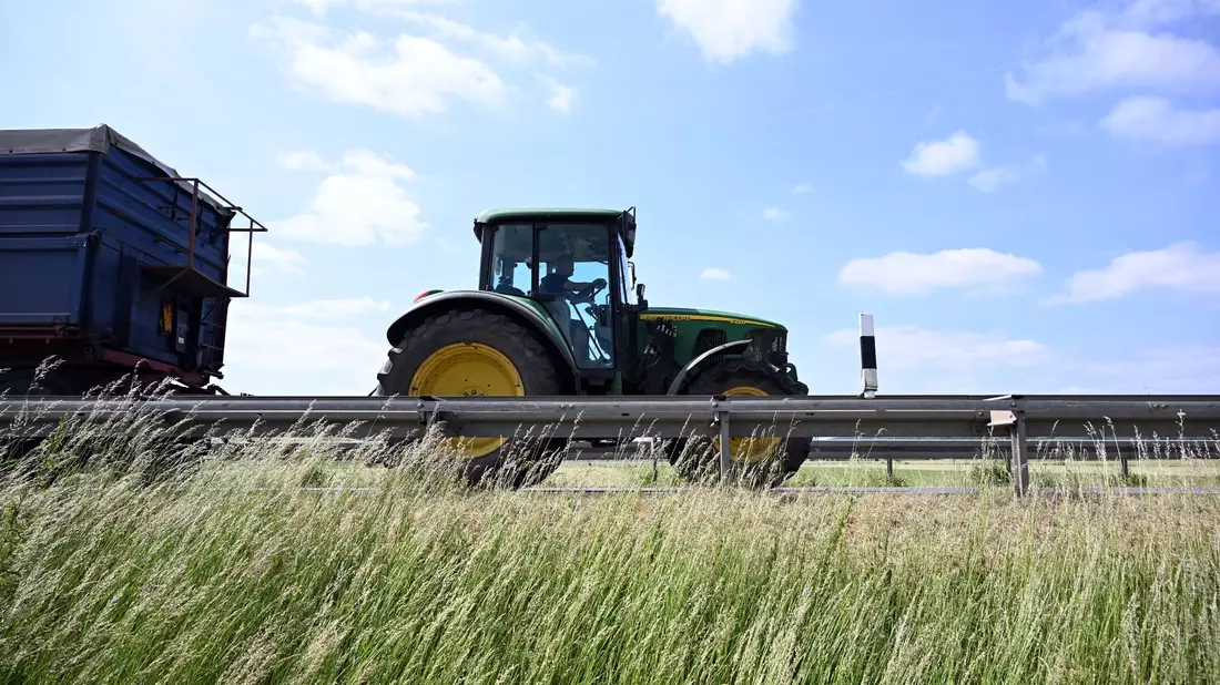 Ein Landwirt griff seinen Nachbarn mit dem Traktor an. Dafür muss er nun in Haft.  - Bild: Pia Bayer/dpa