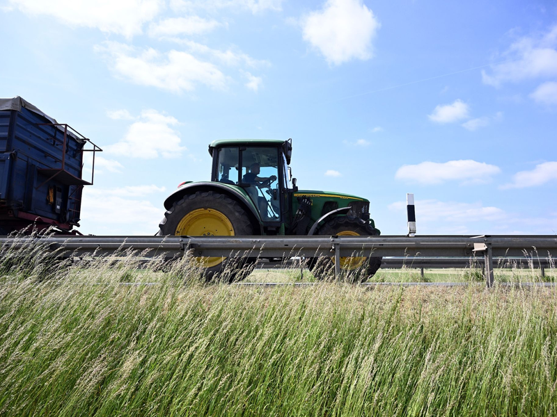 Ein Landwirt griff seinen Nachbarn mit dem Traktor an. Dafür muss er nun in Haft.  - Foto: Pia Bayer/dpa