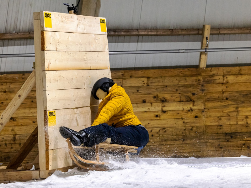 Sicher Rodeln: ADAC rät Schlittenfahrern zum Helm / Schutzhelme reduzieren schwere Kopfverletzungen drastisch / Helme sollten nach 5 Jahren ausgetauscht werden - Foto: presseportal.de
