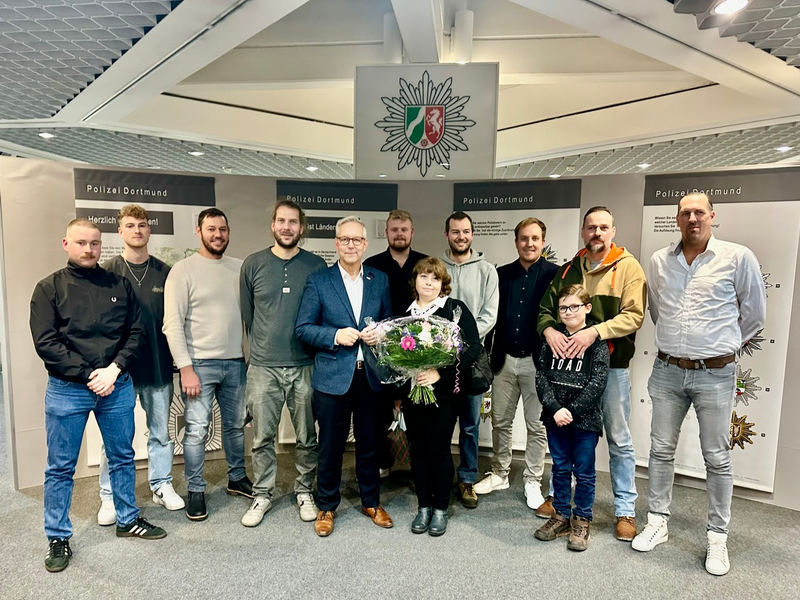 POL-DO: 110 - Die Nummer der Zivilcourage - Polizeipräsident Gregor Lange ehrt Bürgerinnen und Bürger - Doppelpass zwischen Zivilgesellschaft und Polizei - Foto: presseportal.de