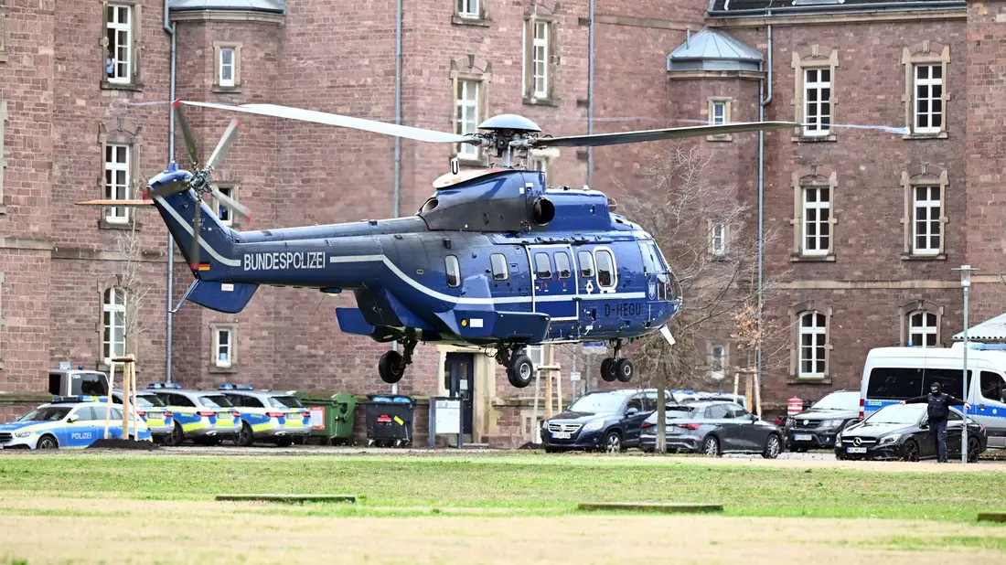 Ein Hubschrauber mit zwei festgenommenen Person an Bord landet in Karlsruhe beim Bundesgerichtshof (BGH). - Bild: Uli Deck/dpa