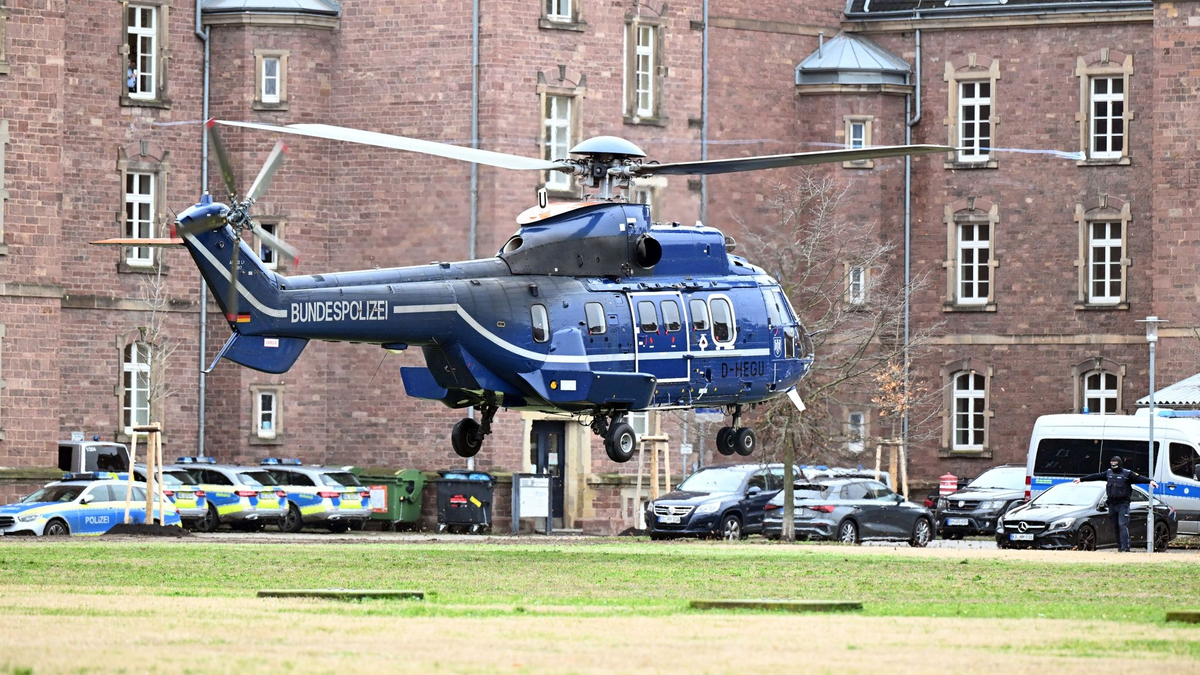 Ein Hubschrauber mit zwei festgenommenen Person an Bord landet in Karlsruhe beim Bundesgerichtshof (BGH). - Foto: Uli Deck/dpa