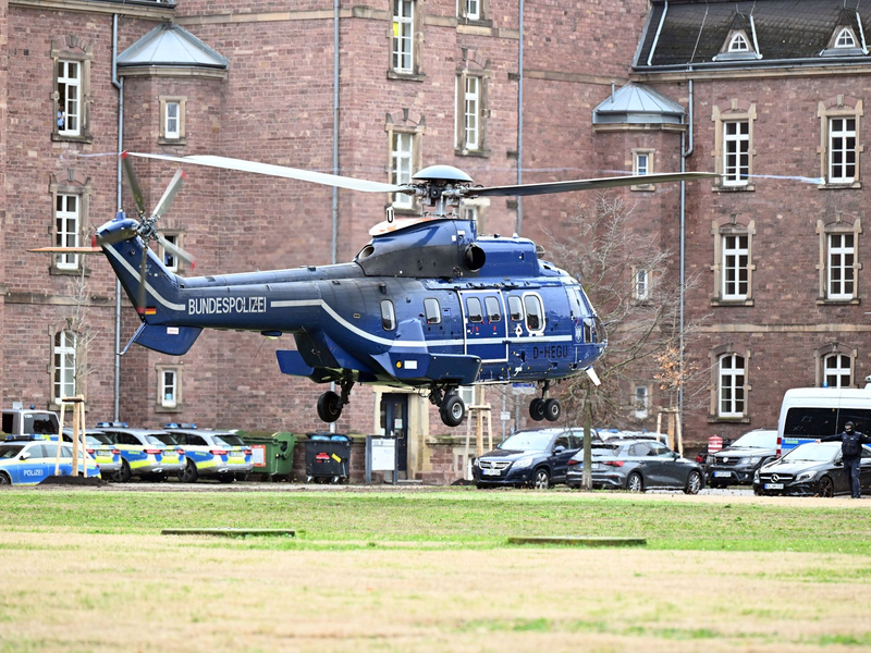 Ein Hubschrauber mit zwei festgenommenen Person an Bord landet in Karlsruhe beim Bundesgerichtshof (BGH). - Foto: Uli Deck/dpa