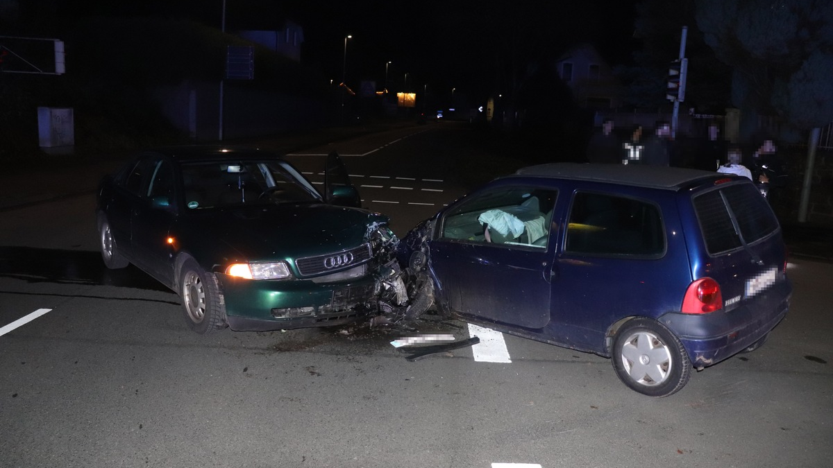 POL-HX: Pkw fährt in den Gegenverkehr und stößt mit Lkw zusammen. Straße stundenlang gesperrt. - Foto: presseportal.de