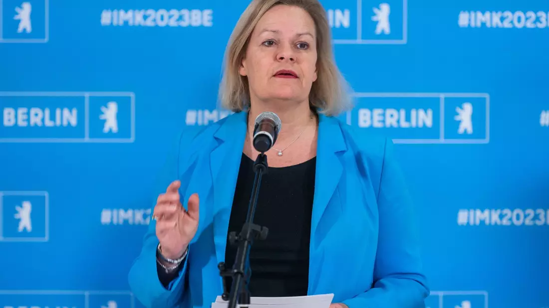 Nancy Faeser (SPD) hatte die Grenzkontrollen seit ihrer Einführung am 16. Oktober mehrfach für kürzere Zeiträume verlängert. - Bild: Christophe Gateau/dpa