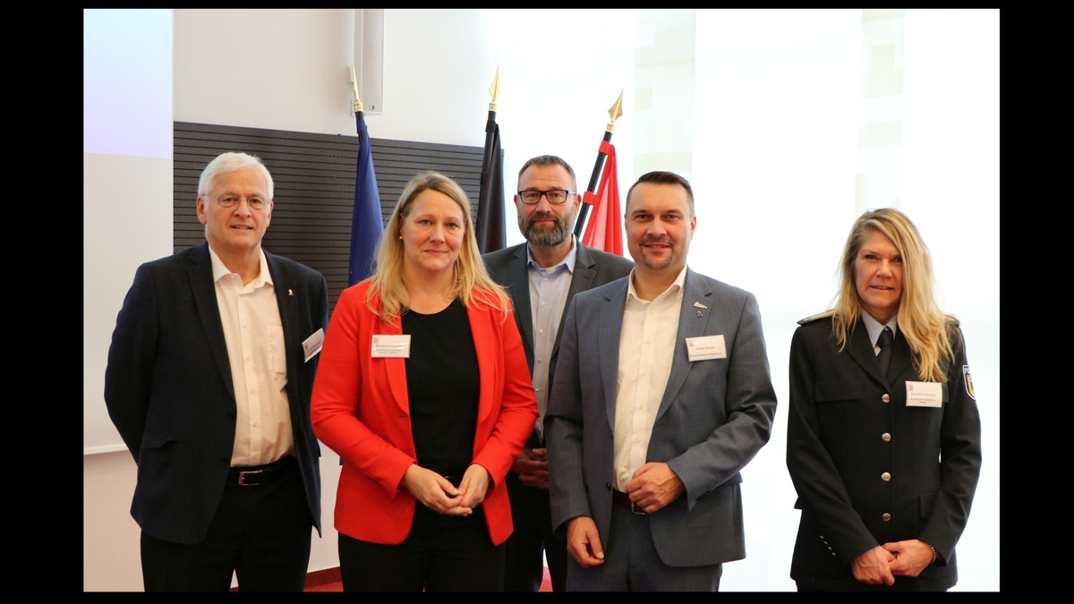POL-KS: Sicherheitsgefühl an Bahnhöfen stärken: Stadt Hofgeismar ist eine von sechs Pilotkommunen von Initiative KOMPASSbahnhof - Foto: presseportal.de