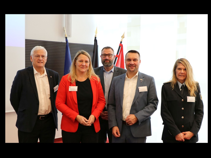 POL-KS: Sicherheitsgefühl an Bahnhöfen stärken: Stadt Hofgeismar ist eine von sechs Pilotkommunen von Initiative KOMPASSbahnhof - Foto: presseportal.de