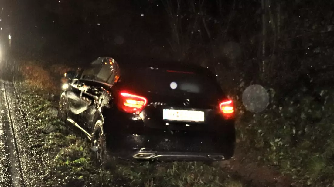 POL-HX: Pkw verhindert einen Zusammenstoß mit anderem Fahrzeug und landet im Graben - Bild: presseportal.de