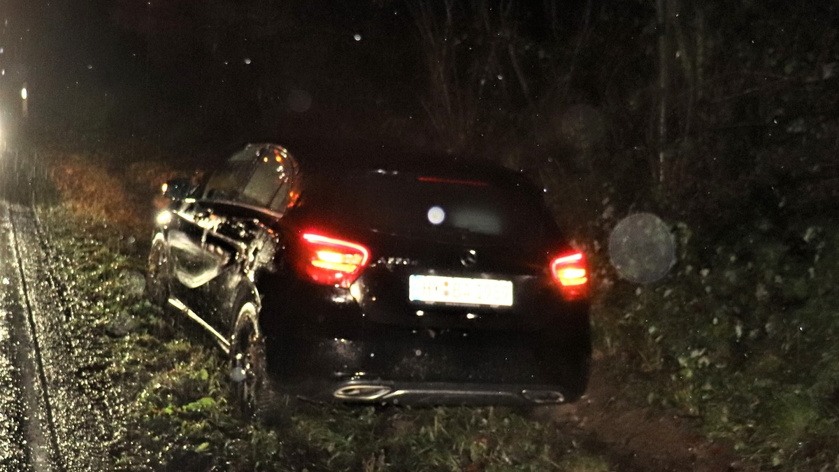 POL-HX: Pkw verhindert einen Zusammenstoß mit anderem Fahrzeug und landet im Graben - Foto: presseportal.de