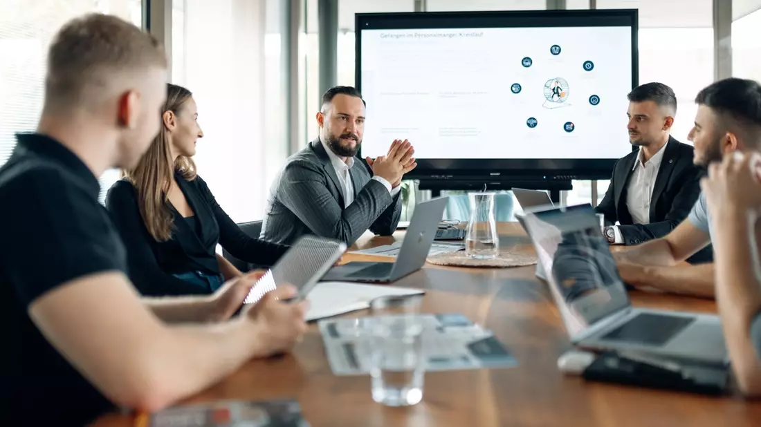 Überschätzte Marketing-Erscheinung oder echte Lösung? David Hock und Luan Freundl klären auf: So lassen sich offene Stellen von Industriebetrieben mit Social Media Recruiting wirklich besetzen - Bild: presseportal.de