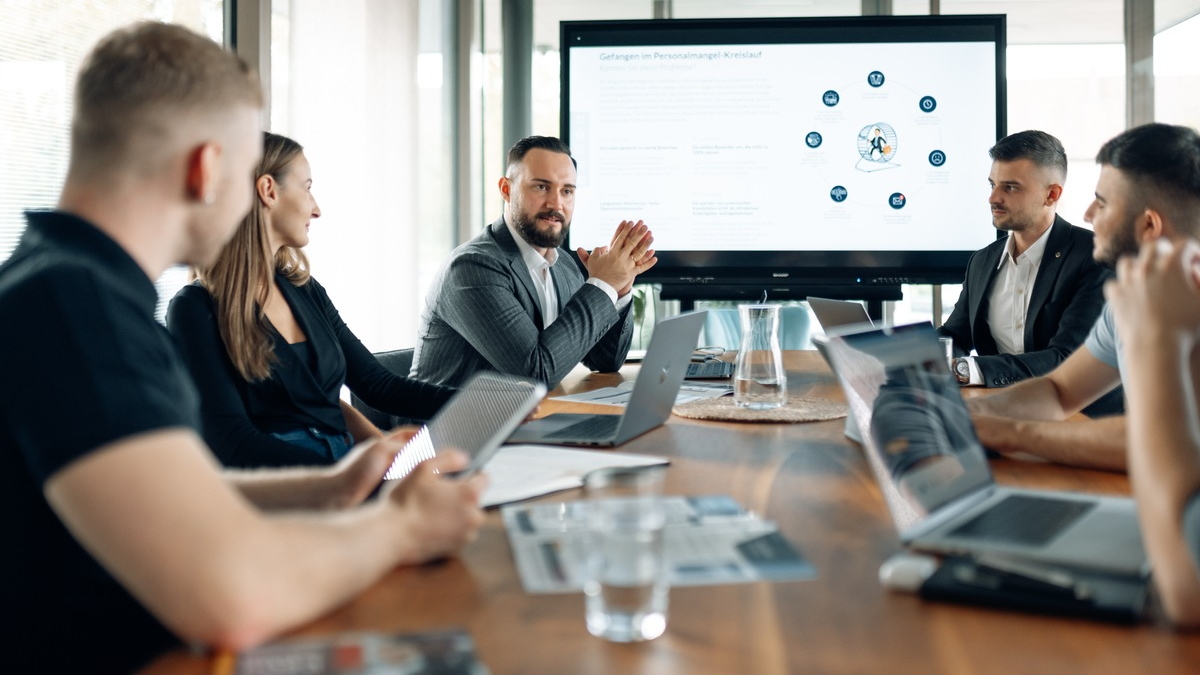 Überschätzte Marketing-Erscheinung oder echte Lösung? David Hock und Luan Freundl klären auf: So lassen sich offene Stellen von Industriebetrieben mit Social Media Recruiting wirklich besetzen - Foto: presseportal.de